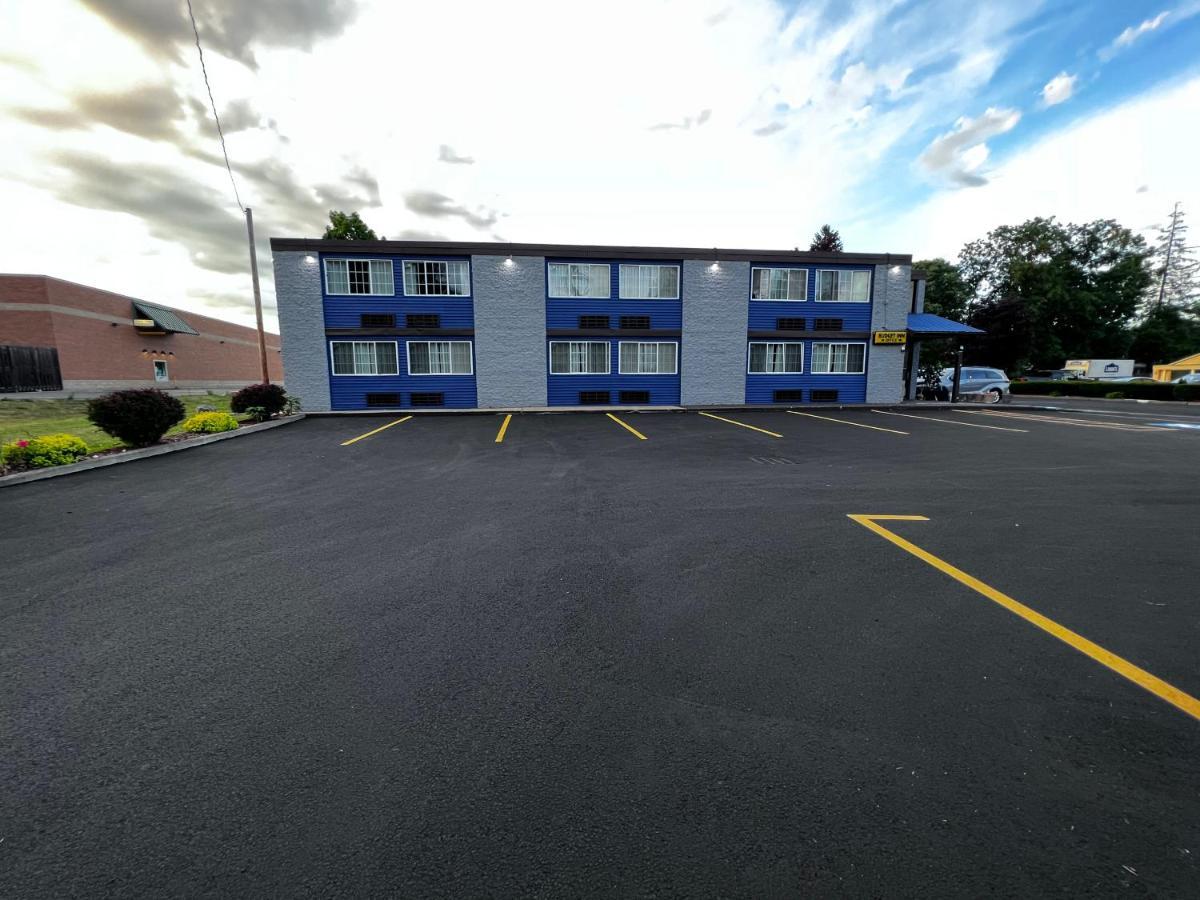 Budget Inn Bath Exterior photo